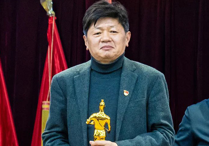 海安市党建工作会议上，米兰体育收获一座特别的“小金人”